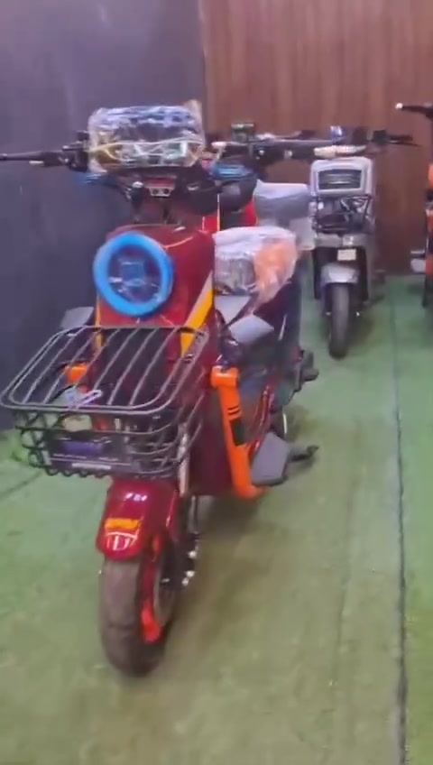 معرض حمزمز x900
​⚡ الأداء والبطارية
​الملف (المحرك): ملف 1500
​البطاريات: 5 بطاريات بقدرة 32 أمبير
​🛡️ الأمان والتحكم
نضام : البك + البارك 
​نظام المكابح: دسك أمامي وخلفي (Disc Brakes)
​نظام التشغيل: بصمة + سويتش + كارت ذكي (NFC/Card)
ضمان لمده سنه على الملف و العقل والبطاريه
​🛣️ الراحة والتعليق
​المساعدات الأمامية: دبل دهن (Oil Shocks)
​المساعدات الخلفية: دبل غاز (Gas Shocks)
​🔊 المميزات والإضافات
​النظام الصوتي: مشغل MP3
​الملحقات: سلة أمامية للتخزين + مقعد خلفي مع مسند ظهر
موقعنه ديالى بعقوبه التحرير 
للستفسار ***********
