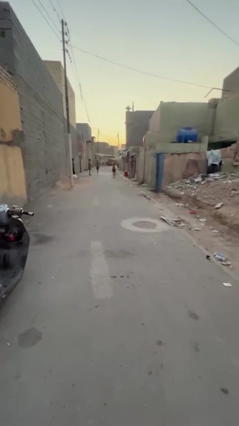 السلام عليكم بيت للبيع المساحة 150 الواجهة 10والنزال 15البيت شوي ناصي من الشارع بيت بي 3غرف ثنين جوة وغرفة فوك كاملة جديدة واستقبال ومطبخ وترك وصحيات ثاني بيت عن الشارع العنوان حي المنتضر للستفسار *********** بي واتساب اني مكلف بلشنر أتصل ع صاحب الرقم
