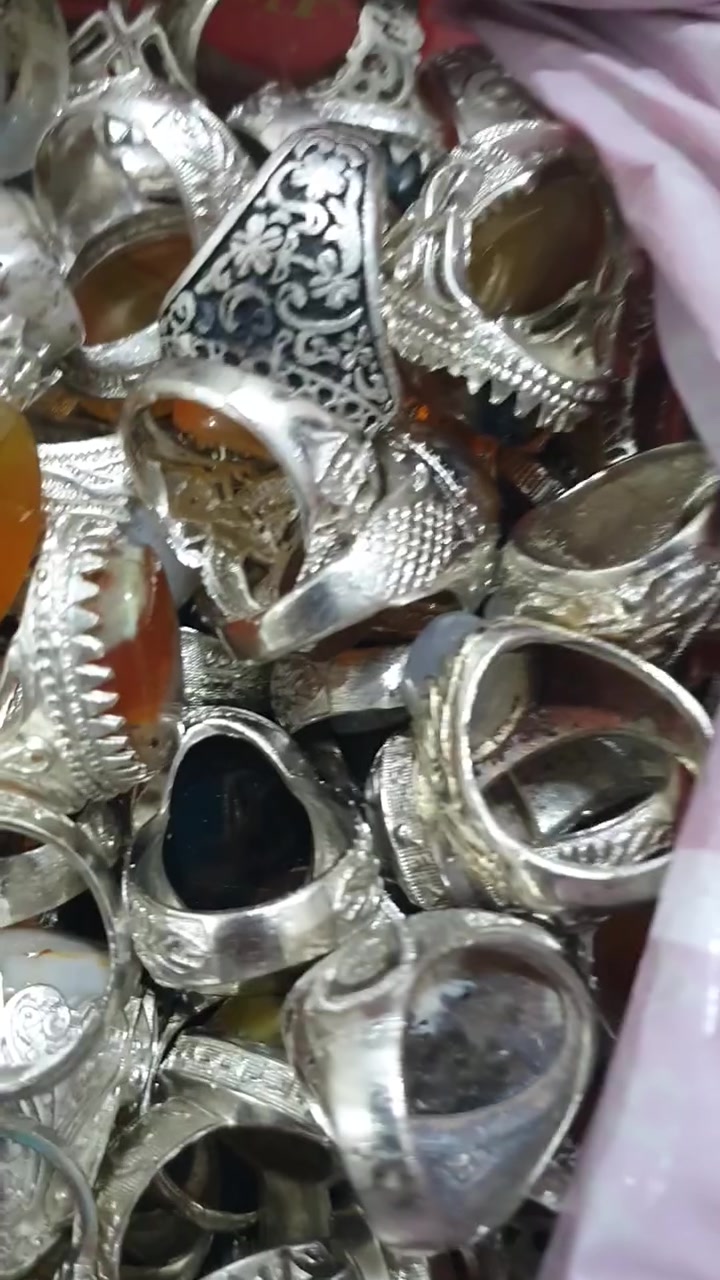 خواتم فضه ايرانيه العدد 200قطعه السعر الفين دينار القطعه
