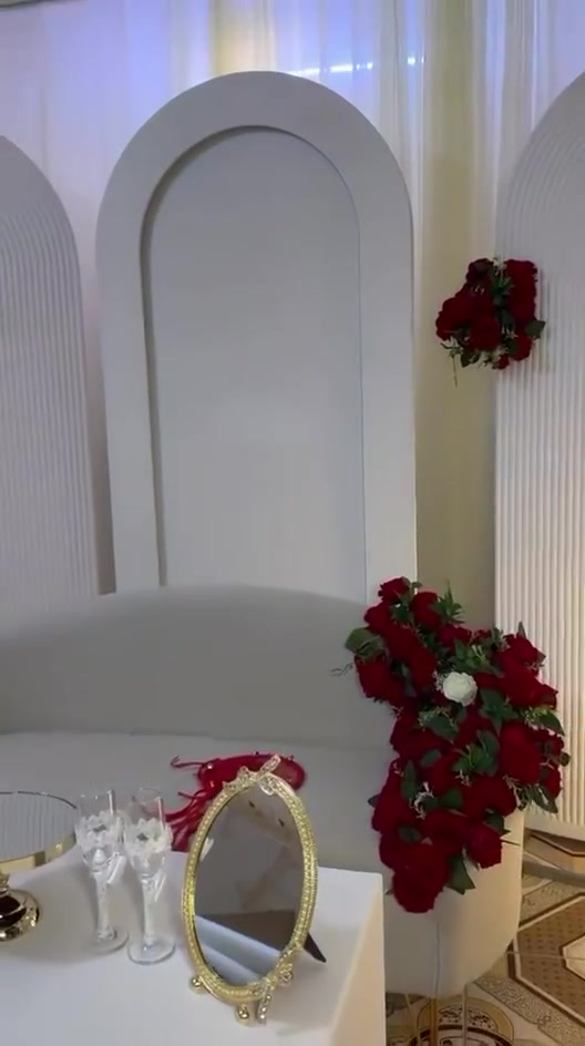 السلام عليكم للبيع كوشات أعراس جدآ نضيفات الاستفسار ***********
