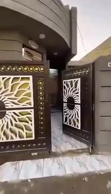 السلام عليكم ورحمه الله وبركاته 
دار للبيع مساحه 120متر 
واجه 6ونزال 20 طابو زراعي سند 25 
موقع الدار بكرلي الثانيه يم مخبز ليمونه وتدخل يم مضيف شيخ نعمه الدار يتكون استقبال مطبخ هول غرفه فوك غرفه جوه مجمع صحيات  الدار كامل ونظيف الدار يباع نقدي او قصاد 
الاستفسار اكثر ***********
