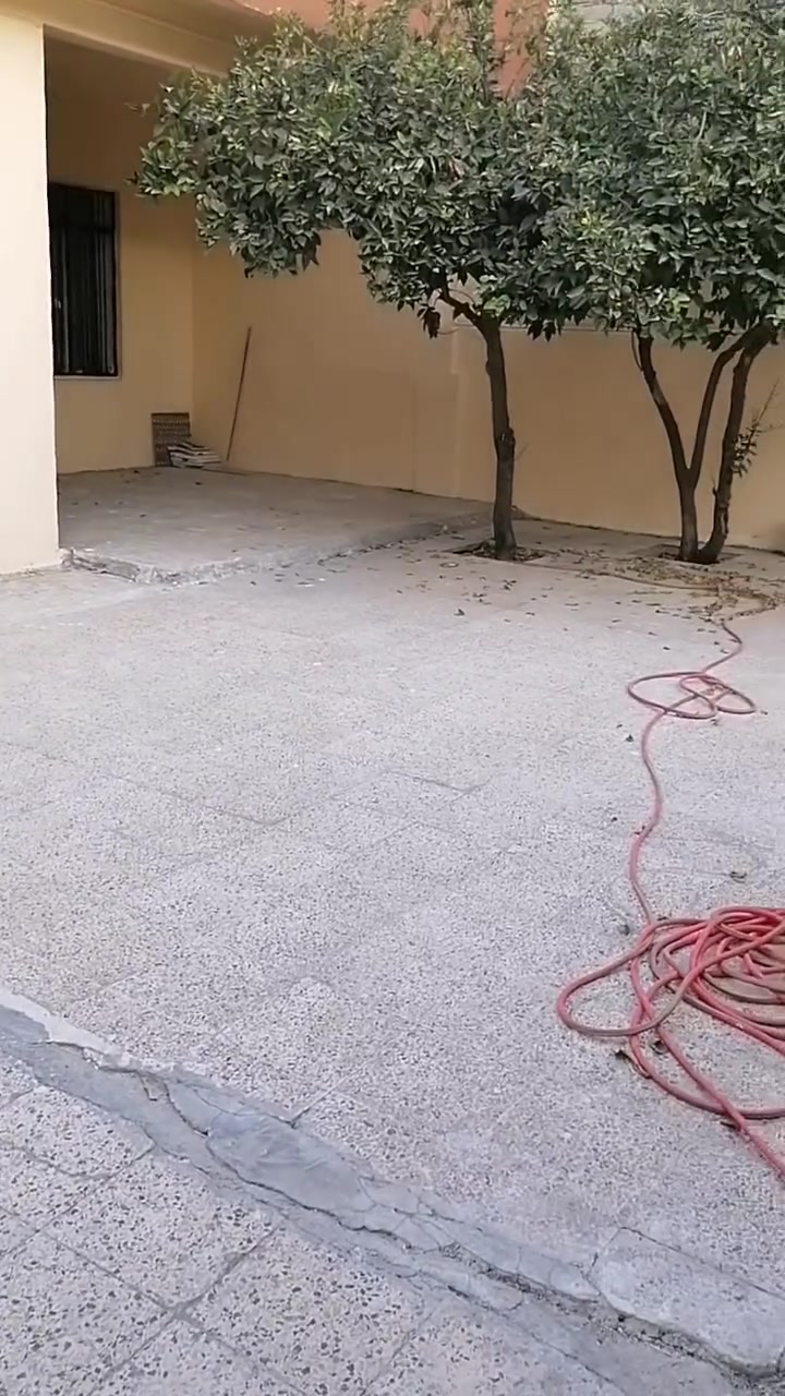 السلام عليكم بيت للبيع 
المنطقة/ المطاحن مقابل منتزه اليرموك
المساحة/200م طابقين كاشي سقوف ثانوية 
غرفتين واستقبال ارضي و3 غرف طابق ثاني اضافة الى سرداب 
تستلم البيت فارغ مباشرة بدون مدة 

السعر/ 150 قابل للتفاوض
لتفاصيل اكثر مراسلة الصفحة او الاتصال بالرقم ***********
