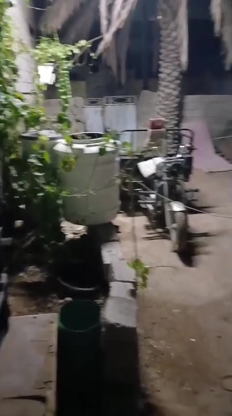 بيت للبيع المساحه 200م صب رباط وسقف صب البناء بلوك غرفه وصاله ومطبخ وتخايج وحديقه علوة الفحل سعر مناسب 35 وبيها مجال للاستفسار ***********
