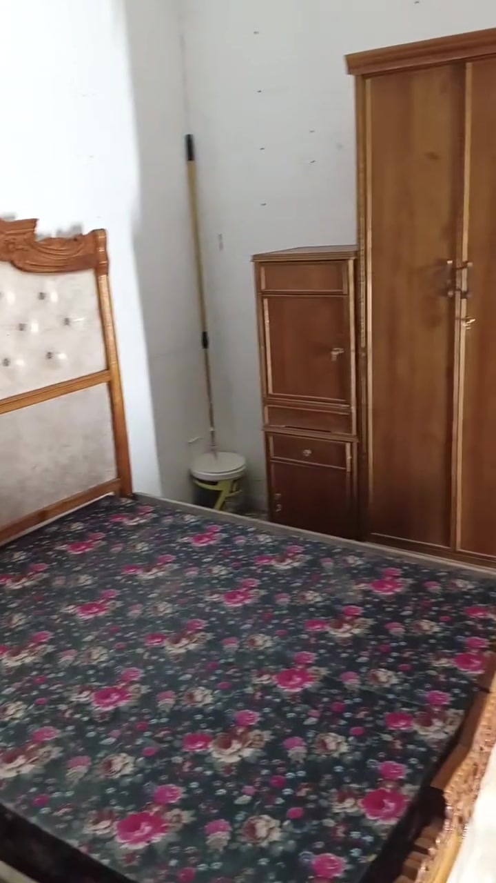 سلام عليكم عندي غرفه لبيع سعره600وبيه مجال ونقصه ميز توليت رقم لهاتف ***********
