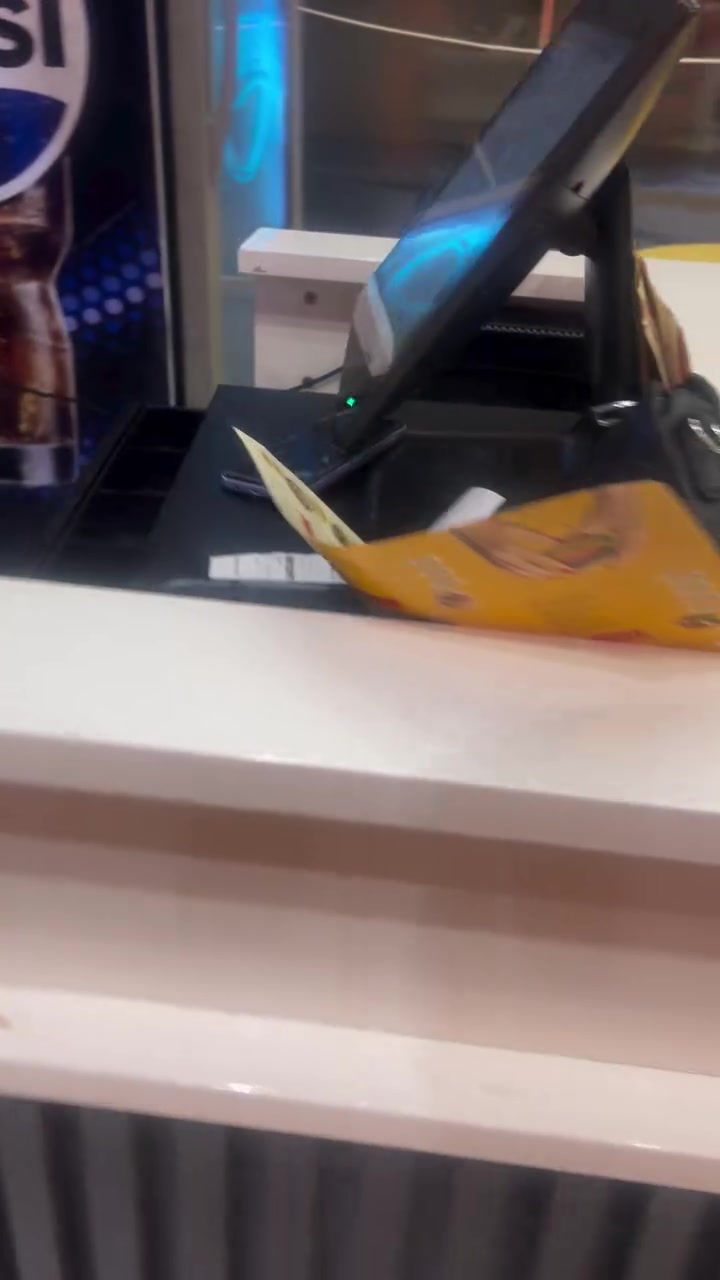كاشير مطعم للبيع هوه والميز والكرسي كله كامل وحته البرنامج المكان بغداد الشعله ***********
