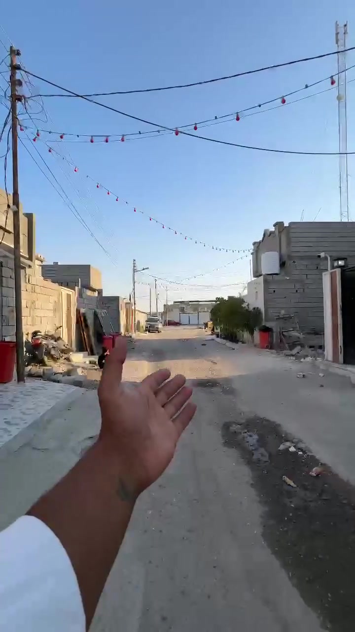 بيت البيع طابقين وقف سني مسجل اصولي مساحت البيت 200 متر يحتوي الطابق الأول على قرف عدد 2 وستقبال وصاله ومطبخ وصحيات ولطابق الثاني يحتوي على غرف عدد 2 وصاله العنوان البصرة أبو الخصيب طريق الوصطي شارع المل الستفسار نتصل على الرقم *********** بي واتساب
