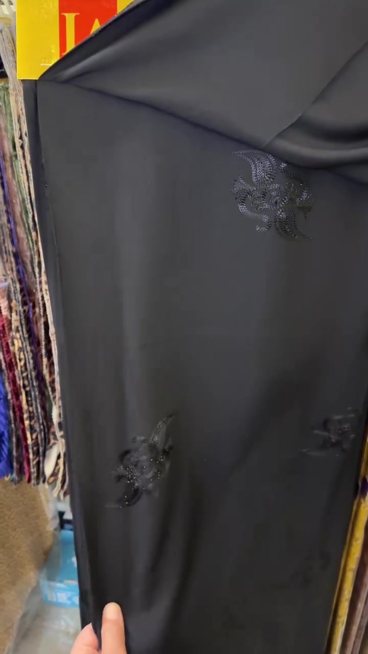 السلام عليكم 
كابويات أسود مشكله 
بصمه 
مقلم مشغول شيخه 
ورد ناعم حجر 
ستراس
تطريز مشغول
ماركه الملكه 
لبيع فقط جمله لا نتعامل بالقطع 
للتواصل ***********
