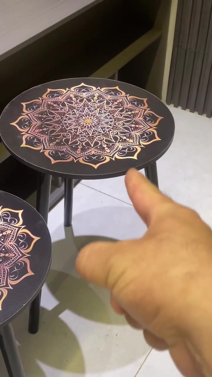 طقم طاولات جانبية دائرية بنقشة ماندالا فنية – 3 قطع

طقم طاولات جانبية بتصميم أنيق يجمع بين اللون الأسود العميق ونقشة ماندالا زخرفية لافتة، مناسب لإضافة لمسة جمالية مميزة لأي مساحة داخلية.

المميزات:
• تصميم دائري بثلاث طاولات متناسقة بأحجام مختلفة
• سطح أسود مزخرف بنقشة ماندالا فنية متطابقة على جميع الطاولات

• أرجل سوداء بتصميم بسيط ومتوازن

• يمكن ترتيب الطاولات معًا أو استخدامها بشكل منفصل

• مناسبة للاستخدام كطاولات جانبية أو طاولات ديكور

• مظهر عصري ينسجم مع مختلف أنماط الأثاث

المواصفات:
• العدد: 3 طاولات
• النقشة: ماندالا زخرفية مطبوعة على السطح

محتويات العلبة:
• 3 × طاولة جانبية دائرية بأحجام مختلفة
1 × طاولة حجم كبير، الابعاد: 40*57 سم.
1 × طاولة حجم متوسط، الابعاد: 40*47 سم.
1 × طاولة حجم صغير، الابعاد: 40*37 سم

• 📌 للحجز والطلب 👇
💬 راسلونا على الواتساب: ***********
📩 أو راسلونا على الخاص.
💰 السعر: [30.000]
🚚 التوصيل مجانا لكافة المحافظات.
