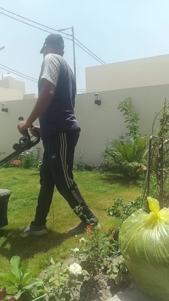 لادامه الحدائق وقص ثيل وتقليم الاشجار يوجد لدينا طين القاسم ولدينا كادر متخصص للديكورات بانواعها 
***********
