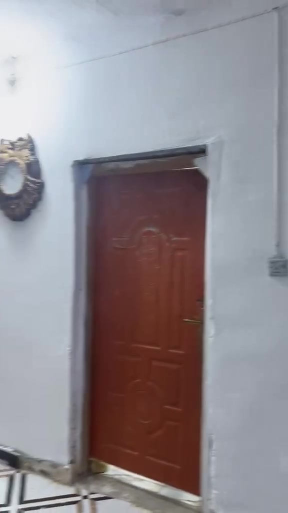 بيت جاهز مجهز مشمول بلتطويب المنطقة حاي بشتغلون بيها تبليط ومقرنص هول 12×4 برانية 7×4 ثلث غرف نوم وحمامات خارجية وبراني معزولة هية وحمامات  السعر 45 وبي مجال او مراوس الاتصال على الرقم ***********

