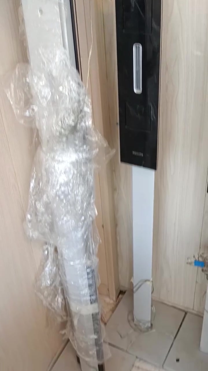 نظام سينما منزلية من شركة فيليبس (Philips) ، وتحديداً يبدو أنه جزء من طراز
.HTS9800

تتميز هذه السماعات العمودية بتصميم عصري باللونين الأسود والفضي، وتحتوي على مكبرات صوت شريطية
(Ribbon Tweeters لتوفير صوت عالي الجودة.

نظام السينما هذا بقدرة 800 واط ويتضمن نظاماً لاسلكياً للسماعات الخلفية في بعض الإصدارات.
هل تريد معرفة كيفية توصيل هذا النظام بالتلفاز؟

النجف الاشرف مجمع الأميرات ***********
