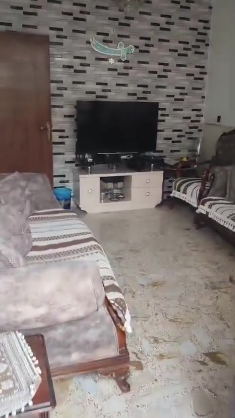 بيت بحي السفير ١٠٠ متر من جهة الشهداء الثالثة بناء حديث للاستفسار ***********
