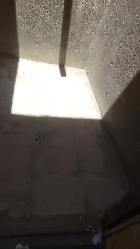 بيت للبيع خلف روف المدينه الصدر المساحه 200يتكون من غرفتين وصاله ومطبخ وصحيات وديوانيه بتلو بيت مخمر وسيراميك كهربا جديدا سعر على الخاص رقم صاحب البيت ***********
