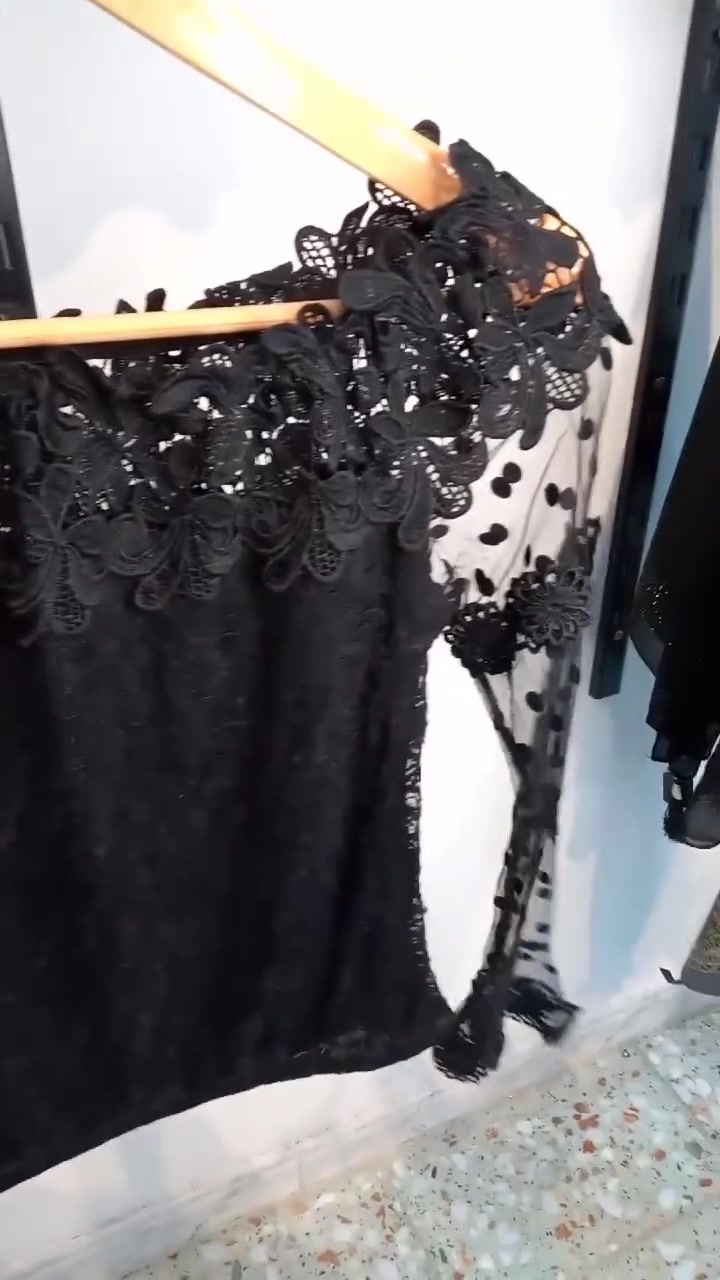 🖤فخامة الاسود بتفاصيله🖤
قطعة راقية بتفاصيل دانتيل أنيقة ولمسات ناعمة تخلي الإطلالة مميزة وفخمة ✨
تصميم أنثوي يجمع بين الرقي والنعومة، مناسب للطلعات والمناسبات 🤍

📩 متوفر الآن في أزياء أمواج
للطلب والاستفسار راسلونا واتساب 💌 ***********
متوفر توصيل داخل سبع البور 
العنوان: بغداد/ سبع البور/شارع السوداني/ مقابل الدكتوره موج صاحب العامري.

