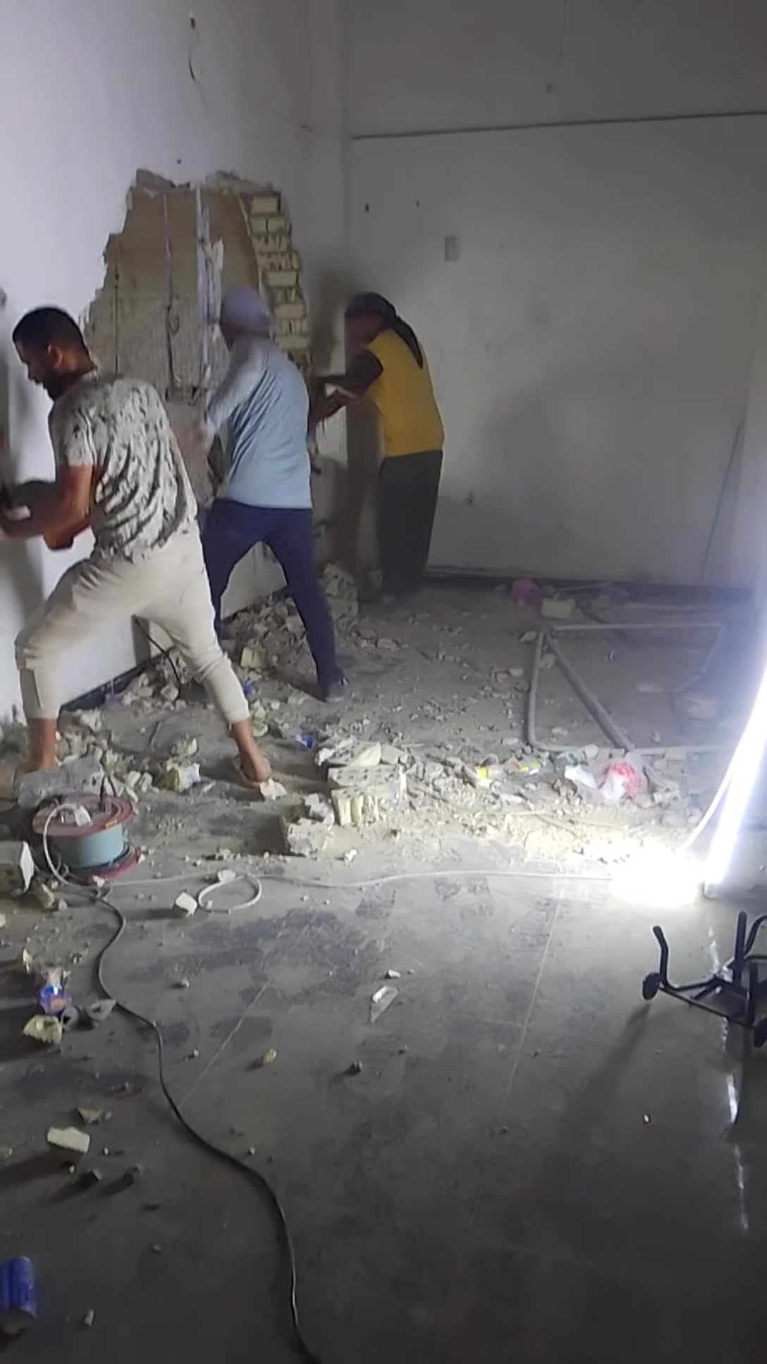 السلام عليكم تفليش سقوف تفليش جدران تفليش رباطات تفليش اشتايكر تكشير جدران قلع ارضيات رفع الأنقاض ترميم بيوت صب ارضيات تشميع بناء لبخ سيراميك كادر كامل وشغل درجة اولى اتصل وتدلل بغداد أبو مالك المصري ***********
