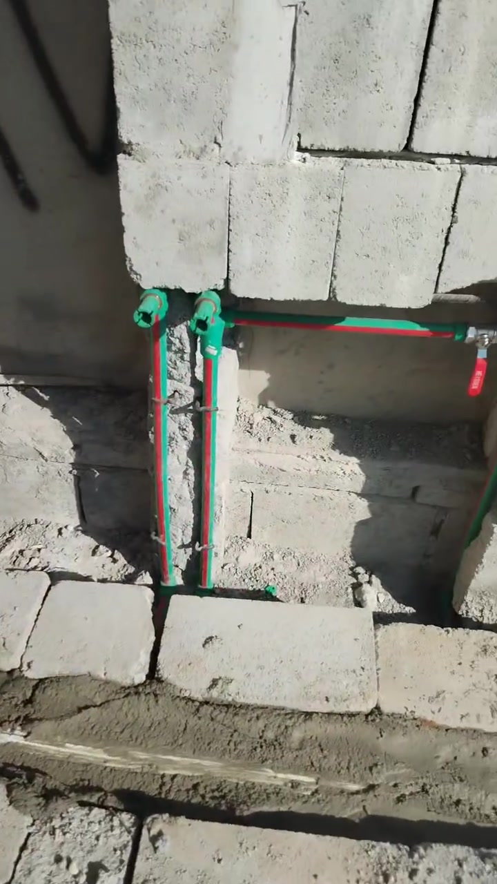 أبو أسد لتأسيسات الصحية الحديثة
إتقان هندسي يضمن راحة منزلك لأعوام طويلة
​هل تبحث عن الجودة الحقيقية والاحترافية المطلقة في تنفيذ البنى التحتية لبيتك الجديد أو مشروع تجديد منزلك؟
​نضع بين أيديكم إنجازاً جديداً يضاف إلى سجل أعمالنا في منطقة الرشيدية؛ حيث تم إكمال العمل بالكامل لبيت طابقين بمواصفات هندسية دقيقة تجمع بين المتانة والأمان التام. شمل العمل تنفيذ شبكات أنابيب الـ (PPR) الحرارية المقاومة للضغط والعوامل المختلفة بأعلى معايير الجودة، بالإضافة إلى إنجاز شبكة تصريف مياه المكيفات (السبالت) بطريقة مخفية ونظامية تضمن عدم وجود أي تسريب ، وبالإضافة الى انجاز منضومة الغاز  فضلاً عن التنظيم الهندسي المتكامل لمنظومة التانكيات أعلى السطح لضمان انسيابية ضخ المياه وتوزيعها لكافة المرافق بكفاءة عالية.
​ولأننا نؤمن بأن الجودة تبدأ من التفاصيل الدقيقة، فقد حرصنا على أن يكون حفر الشمعات باستخدام "الكوسرة" لضمان دقة المساطر واستقامة المسارات دون إلحاق أي ضرر بالبناء، وبعد الانتهاء من إنجاز العمل بالكامل، قمنا بـ لبخ الشمعات بالأسمنت بالكامل وتثبيتها بإحكام لتكون جاهزة تماماً لمراحل الإنهاء والتشطيب اللاحقة بكل أمان.
​يُظهر الفيديو الأول (الطابق الأرضي) تفاصيل العمل الدقيق للمسارات والأقطار المستخدمة، بينما يأتي الفيديو الثاني ليغطي تفاصيل الطابق الثاني ومنظومة التانكيات، مبرزاً دقة التوزيع والربط النهائي ليطلع العملاء الأفاضل على تفاصيل العمل المتكامل خطوة خطوة.
​لماذا تختار خدماتنا؟
​خبرة تخصصية: إشراف وتنفيذ مباشر يراعي أدق التفاصيل الفنية لشبكات المياه، الصرف الصحي، ومنظومات الخزانات.
​دقة في التنفيذ: استخدام الأدوات الاحترافية (مثل الكوسرة) في الحفر والإنهاء الإنشائي (اللبخ الكامل بالأسمنت) للحفاظ على سلامة الجدران وقوة البناء.
​مواد معتمدة: استخدام أجود أنواع الأنابيب والملحقات المقاومة للحرارة والضغط.
​حلول هندسية متكاملة: تنسيق مسارات السبالت، شبكات المياه، والتانكيات بما يمنع أي تعارض مستقبلي ويسهل عمليات الصيانة والديكور.
​شاهدوا تفاصيل العمل في الفيديوهات المرفقة (الفيديو الأول للطابق الأرضي، والفيديو الثاني للطابق الثاني والتانكيات)، ولحجز ومناقشة مشاريعكم القادمة، يسعدنا تواصلكم معنا لضمان تنفيذ أعمال صحية تليق بمنازلكم للحجز والاستفسار التواصل على الخاص او الاتصال على الرقم *********** اخوكم المؤسس ابو اسد.

