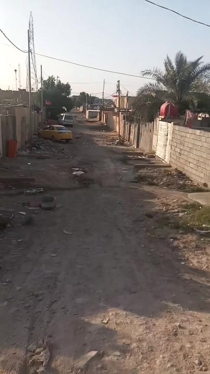 بيت للبيع في حي الحكيم للبيع
كامل مكمل تجي كبل تكعد 
مي كهرباء مرقم من البلديه 
بيت نضيف بمعنى الكلمة سقف سندويج 
بيت عالي عن شارع سعر ١٨ وبي مجال 
بيت مكانه يخبل. مقابل داموك عل شارع تبليط يبعد عنك 50 متر 
بيت نضامي على شارع مو بدرابين ودحايس 
 بي خط مولد 
***********
