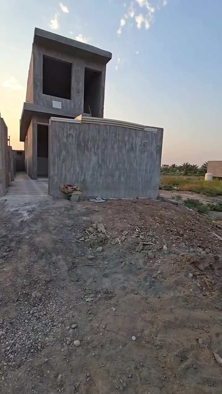 سلام عليكم بيت للبيع حي المصطفى خلف الناحيه ١٠٠ متر قاطين زراعي سند ٢٥ نقص فقط بوب وشبابيك سعره ٤٠ وبي مجال بصيط ***********
