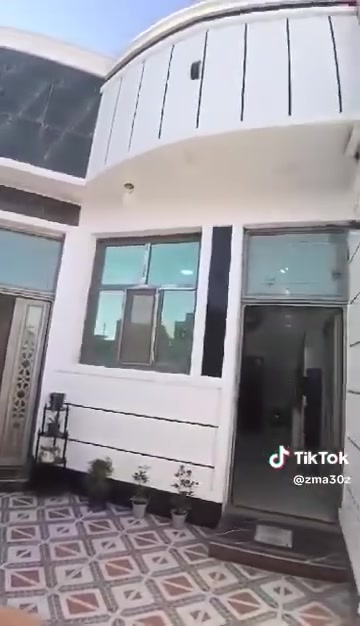 السلام عليكم يوجد بيت للايجار جديد ونظيف ٢٠٠ مقابل مجمع اليرموك  يحتوي ع غرفتين وصاله واسعه وغرفه استقبال وصحيات داخليه وخارجيه مع مناور اثنان ومطبخ واسع وطرمه كبيره مضاف اليه تانكي مي جديد مع ماطور ماء كيزرات  اثنان ومراوح سقفيه اربعه واجهزه حمايه للسبالت  مكلفه بالنشر اي استفسار ع الخاص  او الاتصال ع الرقم ***********
