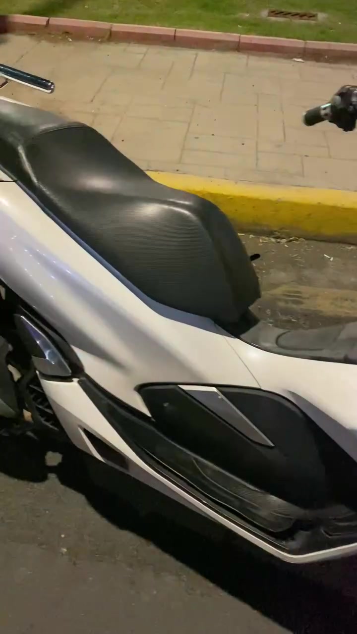السلام وعليكم مكلف بالنشر  pcx الجيل الثالث وارد كوري بيها بس الماملغ طاك والقطعه موجوده يعني تصير الدراجة خير من الله ما ناقصها شي تراب مالتها وين متريد جيب وياك فيتر وتعال افحص وشغل واطلع ابيعلك من باب البيت مكاني بغداد الطوبچي رقم راعيها *********** الدراجة عارضها 1800 وبيها مجال ميقصر وياكم انشاء الله
