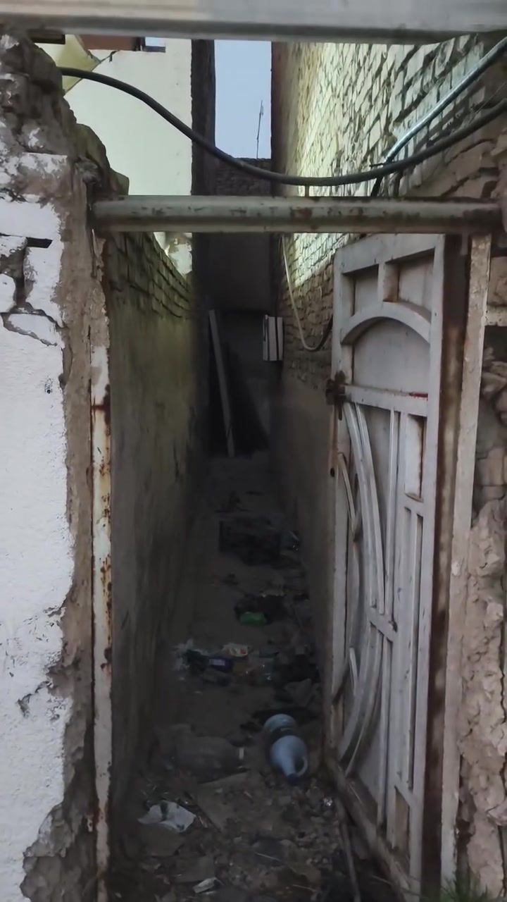عروض حازم العمشاني للعقار للبيع
نص قطعه خلفيه مو قع حلو على عرع عريض 
مكان مدينة الصدر قطاع 33
يتكون من ستقبال ومطبخ وصاله وغرفه نوم وحمام وتواليت
ترهم ترميم أو تفليش 
سعر 70وبي مجال رقم 
***********مراجعت مكتب حازم العمشاني للعقار وهلن وسهلن بكم
