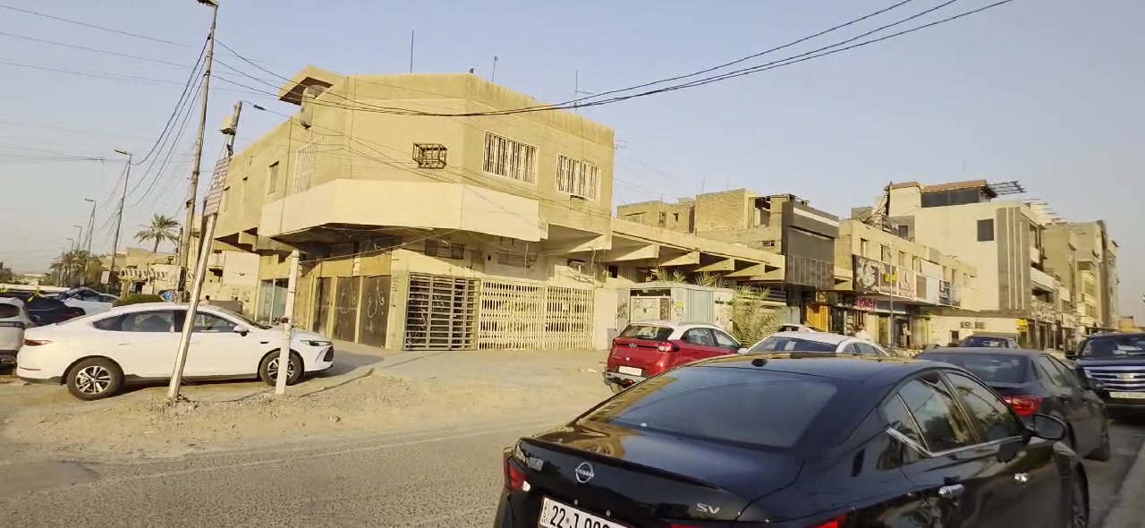بنايه تجاريه في موقع مميز في شارع فلسطين حي المهندسين الشارع العام. البنايه ركن بطحيه واجهه 30متر نزال 21 متر . مساحه 617.5 متر حسب السند مكونه من 10 محلات وثلاث شقق. الارضيه 200 متر مربع. والشقق الاولى 50 والثانيه 100 متر مربع. البنايه معروضه للبيع بسعر 7500 دولار للمتر المربع صافي . او للاستثمار. ايجار البنايه الكلي 16000 دولار شهريا. المحل الواحد 900-1000 دولار بالشهر حسب المكان والشقه الارضيه 2600 دولار والشقه الصغيره 50 متر ب 700 دولار والشقه ال100 متر 1300 دولار شهريا. ويفظل ايجار البنايه بالكامل مدرسه او روضه او اي مشروع. شرط ان يكون المؤجر او المستثمر ذو معرفه وسمعه طيبه ومعروف لديكم. 
الاجمالي للايجار للبنايه 16000 دولار شهريا ويفظل تدفع لكل سنه..
سبعه مليار ومائه وثمان وسبعون مليون. دينار حوالي
***********