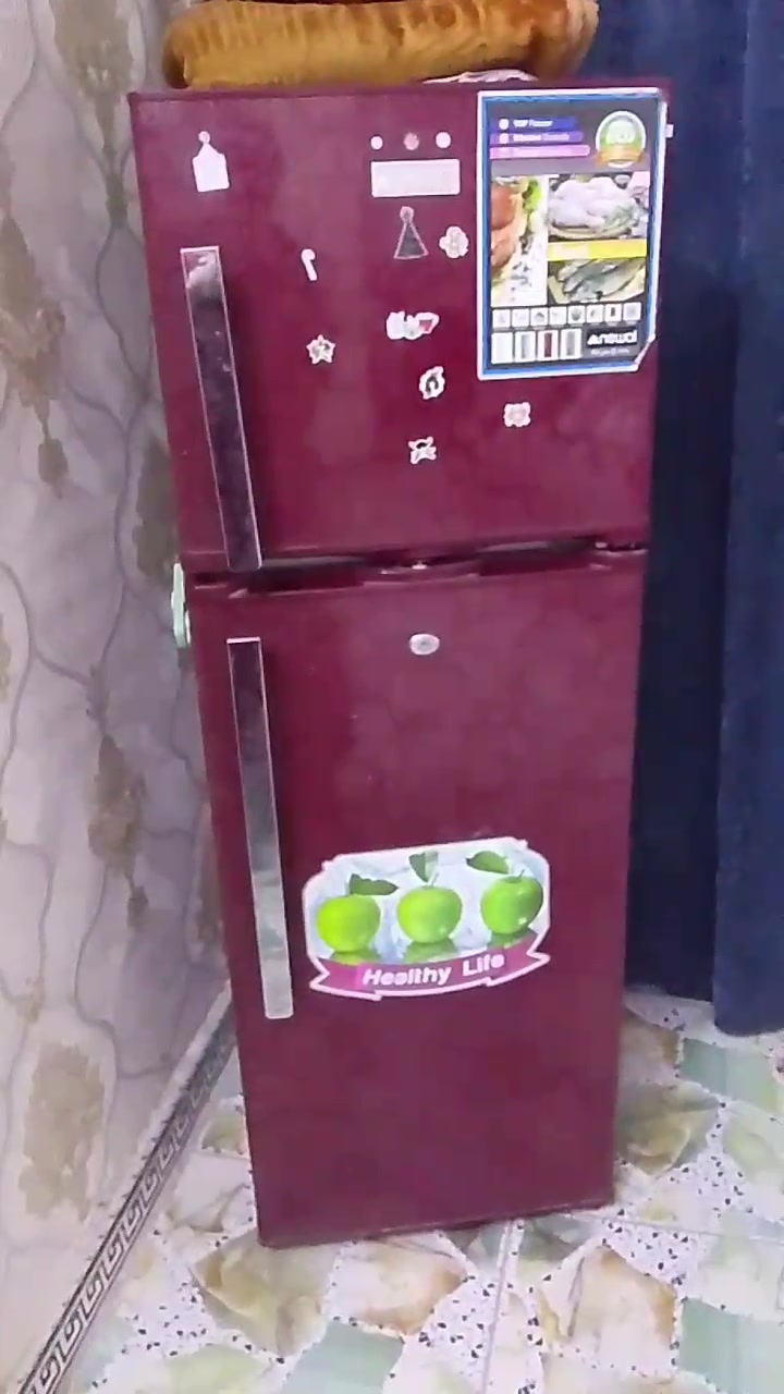 سلام عليكم عندي ثلاجه للبيع بسعر مناسب طولها متر ونص مداخله تصليح نظيفه كلش رايدتها 125قفل  عنوان الزعفرانيه شارع الكهرباء