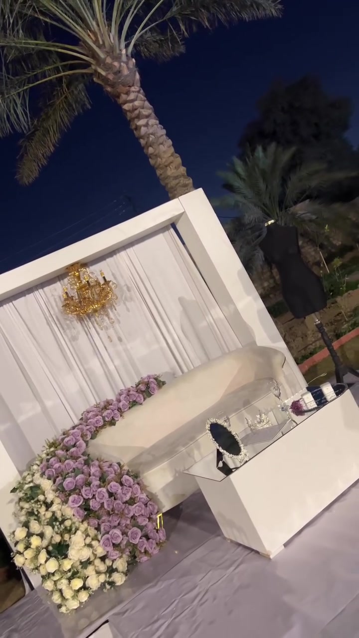 قوس مربع • ثريه • ورد بنفسجي