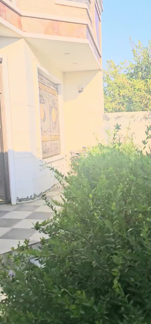 السلام عليكم ✅للبيع بيت مع مشتمل ملك صرف زراعي المساحه (405م) في بغداد الفحامه قرب جزيرة بغداد السياحيه الواجهه (13م) والنزال (32م) علما ان البيت والمشتمل ركن على الشارع الرئيسي شارع الجزيره يحتوي البيت على غرفتين نوم وصاله واستقبال ومطبخ ومنور وصحيات اكرمكم الله وحديقه وكراج وصحيات خارجيه مشتركه مع محتويات المشتمل المتكون من صاله ومطبخ وغرفة نوم وصحيات اكرمكم الله ومنور باقي التفاصيل كما موضح في الفديو للاستفسار الاتصال على الارقام الاتيه الليث الحياني للعقار ***********.                                                     ***********
