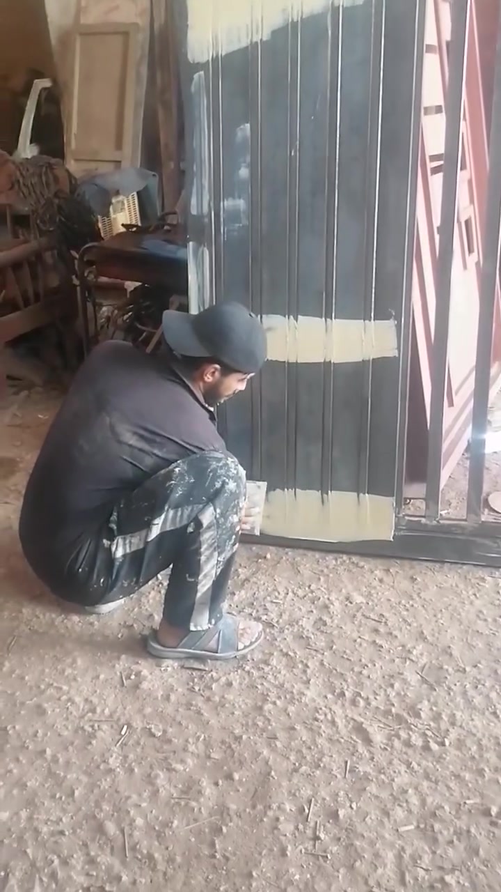 سلام عليكم عمل أبواب حديد قاصه سمك الحديد 3/ملم ب أحدث الطرق معجون سقل تنظيف الحديد بل الابروش ربل عازل الاتربه وصوت عنوان شطره *********** حي الصناعي
