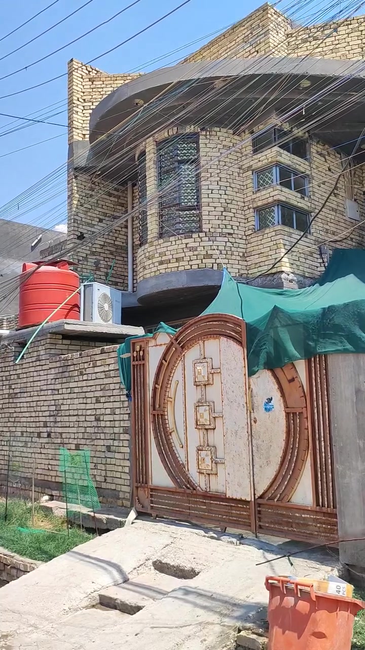 🏡 إعلان بيع بيت بمساحة 200 متر مربع – موقع مميز وخدمات كاملة 🏡
📍 الموقع والمميزات العامة:
المكان: التفيج (يفصله قطاع واحد فقط عن المدارس وحديقة قريبة)
المساحة: 200 متر مربع
الخدمات: ⚡ كهرباء | 💧 ماء | 🛣️ تبليط | 🚽 مجاري | 🔌 مولد قريب | 🌳 ساحة خضراء
🔻 تفاصيل الطابق الأول (مكتمل بالكامل ✅):
✅ استقبال واسع (7 × 4)
✅ صالة كبيرة (8 × 4)
✅ مطبخ (5 × 4)
✅ غرفتين نوم (5 × 4 لكل غرفة)
✅ حمام داخلي
✅ مناور عدد (2)
🔻 تفاصيل الطابق الثاني (مكتمل جزئياً):
✅ صالة (5 × 4)
✅ غرفتين نوم (4 × 3 لكل غرفة)
❌ غرفة نوم كبيرة (7 × 4) — (هيكل غير مكتمل)
❌ غرفة نوم (5 × 4) — (هيكل غير مكتمل)
❌ حمام — (غير مكتمل)
🔻 السطح:
✅ سطح وستارة مكتمل بناء درجة أولى
💰 السعر: خاص عند التواصل
📞 للتواصل والاستفسار: ***********
