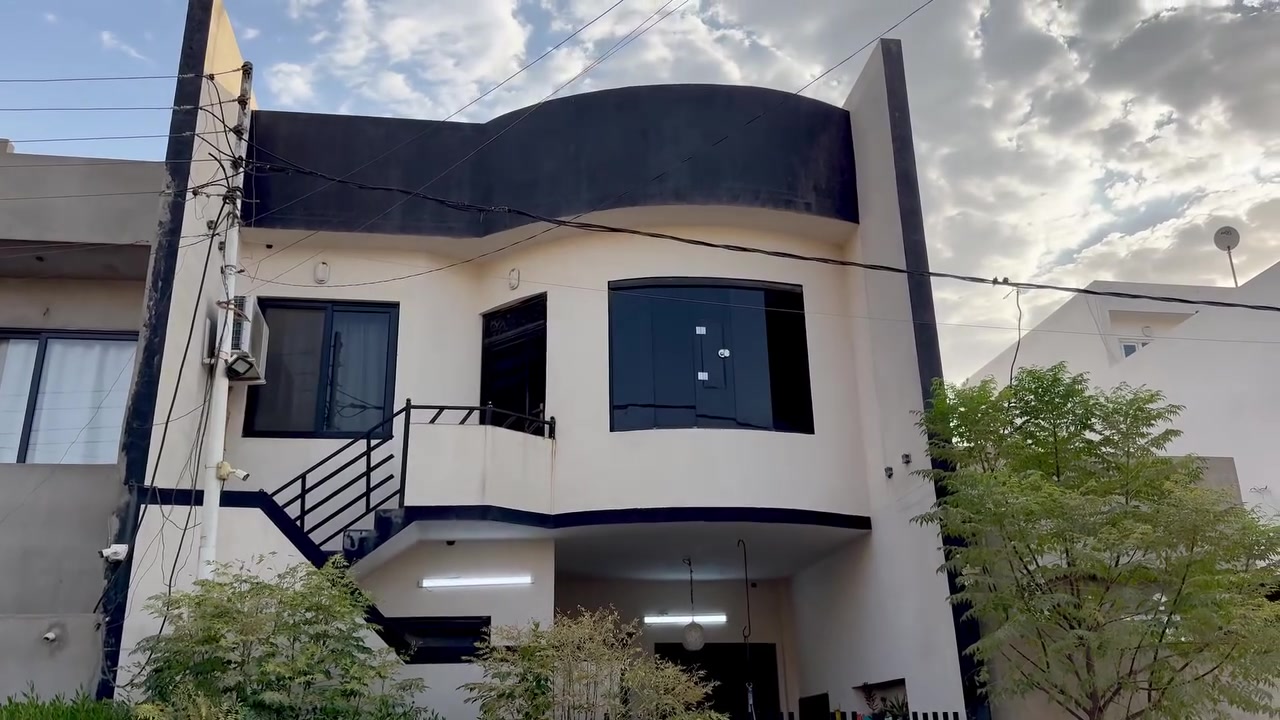 دار للبيع مساحه 112.5 عرض 7.5 عمق 15 قاطين فول مواصفات مكون من اربع غرف واحد جوه ثلاثه فوك مع اسقبال  قاط الثاني هم بي صحيات كامل سعر 115 و مجال مكان كركوك شورجه مقابل ملعب اولمبي ***********
***********

