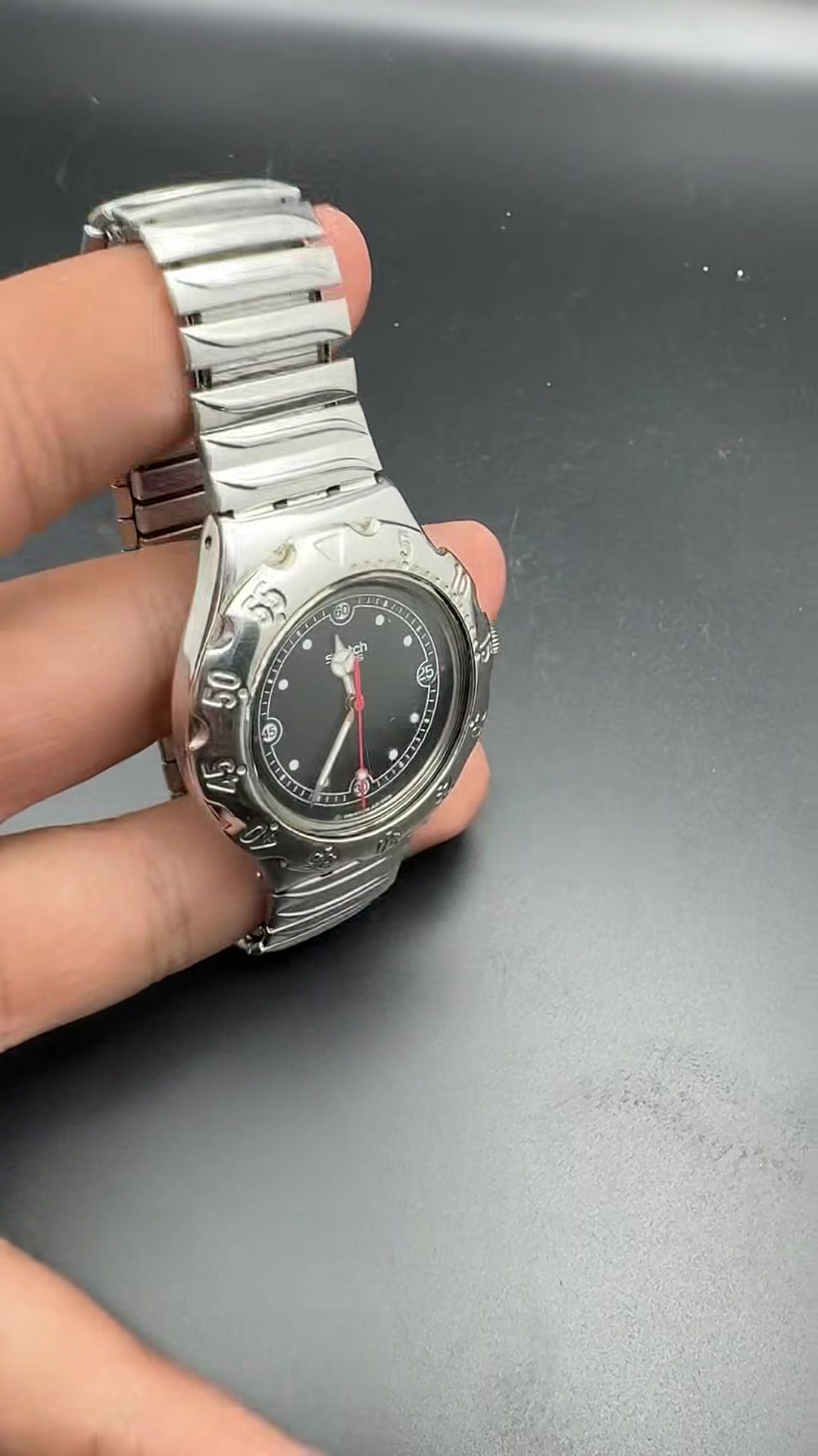 ساعة سواتش …. Swatch
الحركه : كوارتز ( بطاريه ) 
الصناعه : سويسري اصلي 
المواصفات : 
ساعه جديد لوك مخزن 1998 سير مطاط 
بالعلبه الاصليه والمرفقات 
القطر : 38 m 
السعر : 85 $ فقط …. مع التوصيل 
التواصل : 
خاص ( ماسنجر ) 
او … إتصال مع واتساب  ***********

#البصراوي
#للساعات
#اختيارك 
#الامثل
