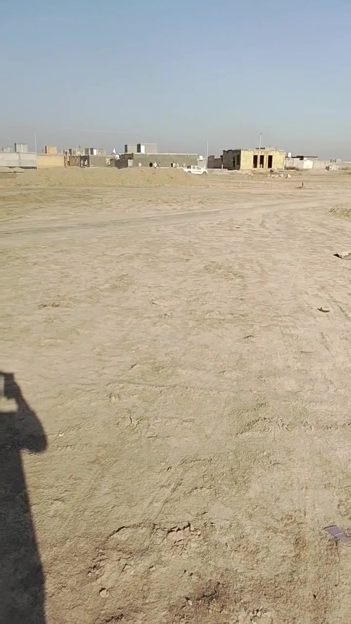 السلام عليكم قطعه البيع طريق أبوالماش نهايت السايدين مثل ماموضح بلصوره تبعدعن الشارع 75ركن على شارعين فرعي 10متر وبفرعي 6مترالمساحه 400 الستفسار***********بيه واتساب
