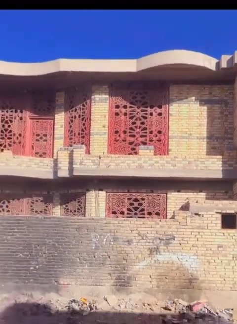 سلام عليكم بيت للبيع المساحه ١٠٠ متر مربع طابقين صب بناء جديد محد ساكن بي يحتوي علئ استقبال وصاله غرفه نوم وصحيات خارجيه وداخليه ومطبخ ومنوور الطابق الثاني ثلاثه غرف نوم وصاله وصحيات
العنوان شارع سالم مقابل مدرسه  الرساله ***********
