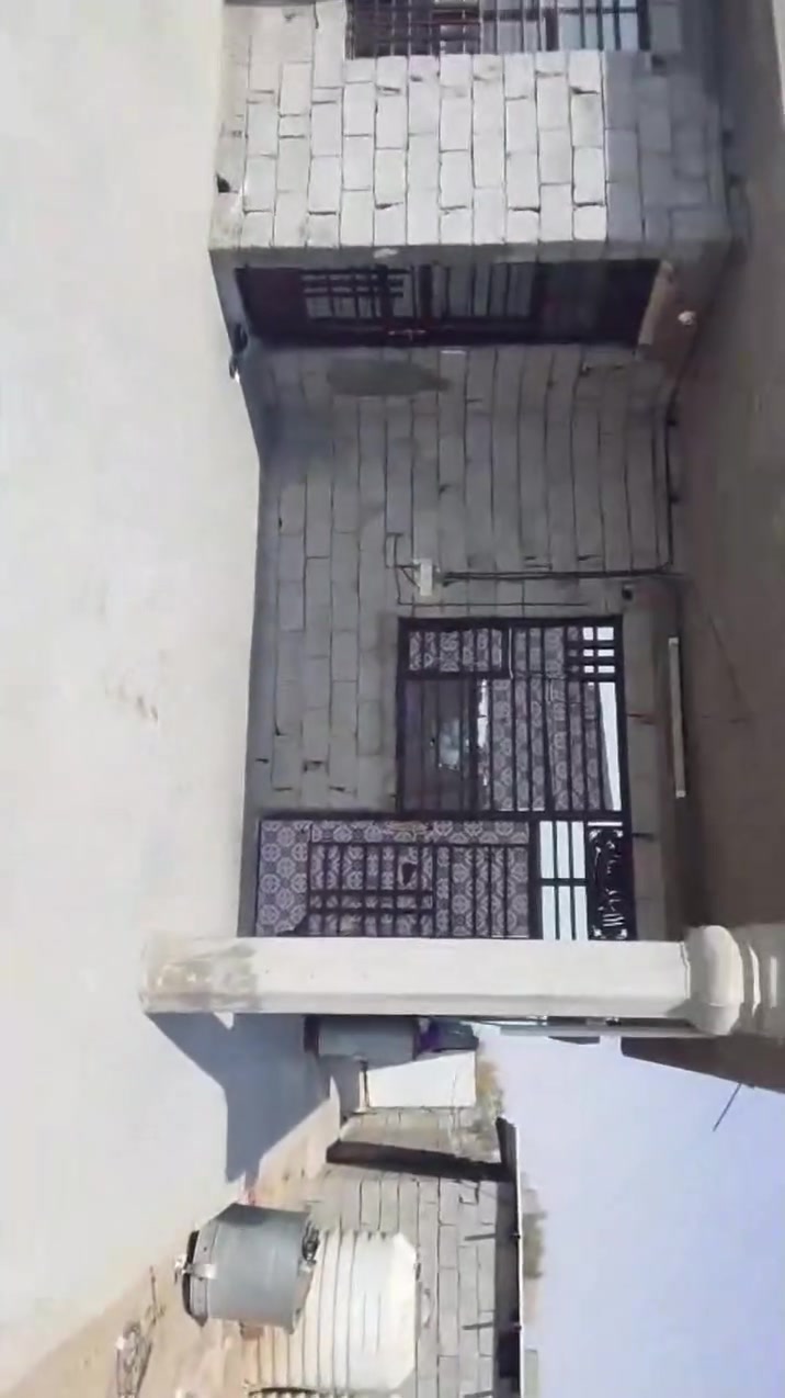 سلام عليكم يوجد بيتين    بناء حديث
و
(وقطعه مساحت القطعه٣٠٠) 
مكانهن تقاطع نهروان منطقه الخنساء خدمات كامله ماء وكهرباء وتبليط.    , (سعر مناسب)    ***********===((***********

