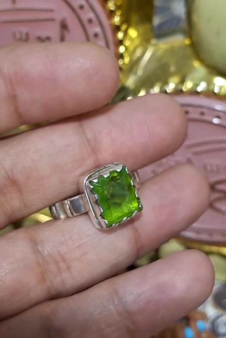 يا الله … 🌹
خاتم 💍 زبرجد افريقي اصلي شرط قطع مربع 
قياس الحجر طول 1 سانتيم والعرض 1سانتيم .📏

صياغة يدوية عيار الفضه عالي… 💫
قياس الخاتم……… 20 او………. 21… 💍

ملاحظة ابيع شرط خاتم زبرجد افريقي اصلي  💯
 خلاف الكلام ترجع… 

الشراي فقط يتواصل خاص ... 
ما راوس بيع فقط احبتي الغالين ...

 تواصل واتساب او على رقم ***********..
يوجد توصيل كافه محافظات العراق. 🚛...
