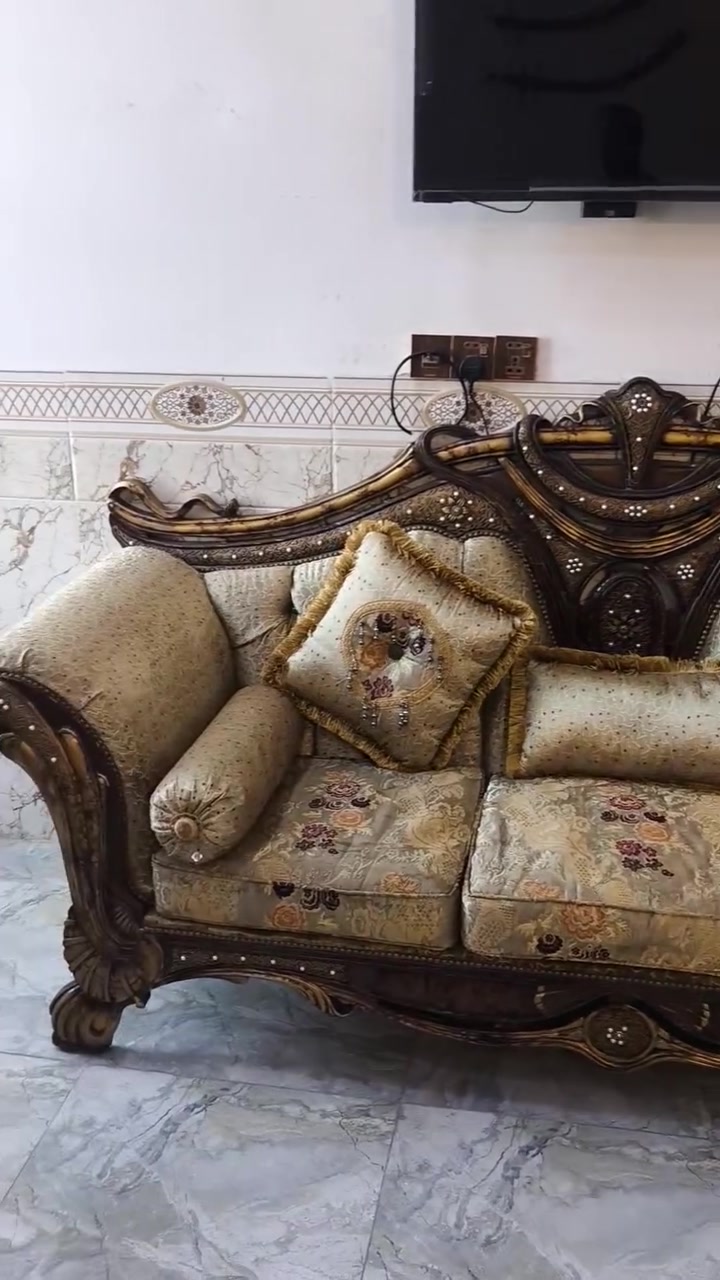سلام عليكم تخم زان مصري ديمياطي مرصع بل ليلو ونحاس ماخذينه 30ورقه ابيعه مستعمل مليون وستميه عنوان بغداد البياع شرطه الخامسه هاتف ***********
