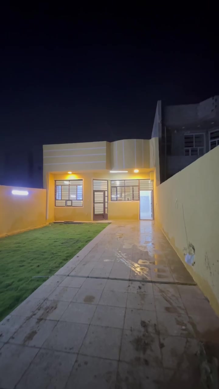 مساحه 250متر بسعر 70مليون وبي مجال بسيط. يحتوي ع غرفتين وصاله ومطبخ وحمامات ٢  قرب مجمع الأجيال منطقه الدوانم *********** بي واتس. @الجميع
