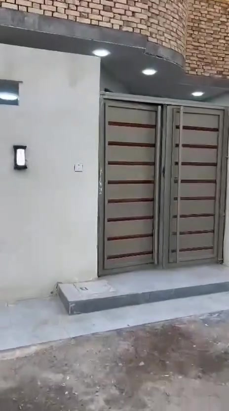 🚨 لا تفوّت هذه الفرصة... بيت بمواصفات نادرة وسعر يستحق الاهتمام! 🏡

إذا كان هدفك شراء بيت جاهز للسكن وبناءه متين وتشطيبه ممتاز، فهذا العرض يستحق أن تتوقف عنده.

🏠 بيت زراعي للبيع
📏 المساحة: 140 متر 

🔹 البناء: طابوك مع صب كونكريت ساقط، تنفيذ درجة أولى حرفيًا، بعناية وجودة عالية.

✨ يتكون من:
▪️ غرفة نوم.▪️ صالة.▪️ استقبال.▪️ مطبخ.
▪️ صحيات داخلية وخارجية▪️ طارمة.

💎 ومن المميزات التي تميّز هذا البيت:
✔️ سطح شتايكر مع ستارة بارتفاع مترين.
✔️ منظومة غاز خارجية.
✔️ منظومة كاميرات مراقبة.
✔️ خدمة إنترنت.
✔️ جزامة أحذية.
✔️ سخان ماء.
✔️ تانكي ماء.
✔️ مغاسل تعليك عدد 2
✔️ ماطور ماء.

🌟 الخدمات متكامله 
💧 ماء.
⚡ كهرباء.
🚰 مجاري.
🛣️ تبليط. 

📌 ملاحظة مهمة: البيت يحتوي على وصل تطويب.

📍 العنوان:
ناحية أور (السديناوية) قرب مدرسة الواثق  

💰 السعر:خاص 
قابل للتفاوض مع المشتري الجاد.

📲 متواجدون على واتساب 24 ساعة للإجابة عن جميع الاستفسارات.

🤝 نعمل لخدمتكم... وثقة زبائننا هي رأس مالنا، وشعارنا دائمًا الصدق والأمانة.

📞 للإستفسار الإتصال على الرقم 
***********
