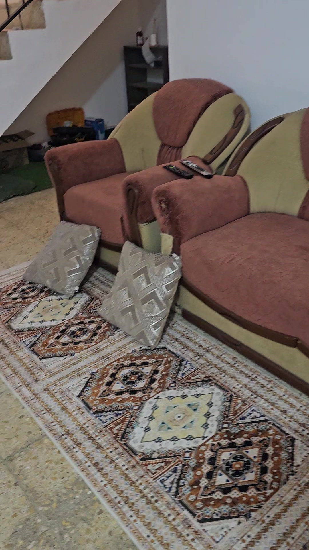 تخم مكون من ١٧ مقعد،   ثلاثيه و كرويتات اثنين ثنائيات و خمس كراسي .. وعندي لنفي نوع هم كرويتات اثنين ثلاثيات ، بهيج حاله يصير سعر الف ذ400بي مجال قابل للتفاوض  اذا تردونهن وياهم
