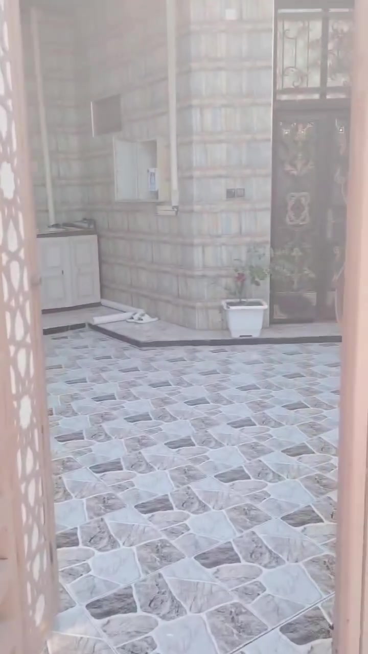 سلام عليكم بيت البيع 200متر وجه 10نزال 20 طابقين ثلاث غرف وصالتين مجموعه صحيه ثلاثه ثنين جوه وحده فوك وبي فوك مخزن اربعه باربعه ستقبال بيت جديد حي لامين قرب نزلت لملعب الاول يبعد عن شارع لعام 50متر ***********

