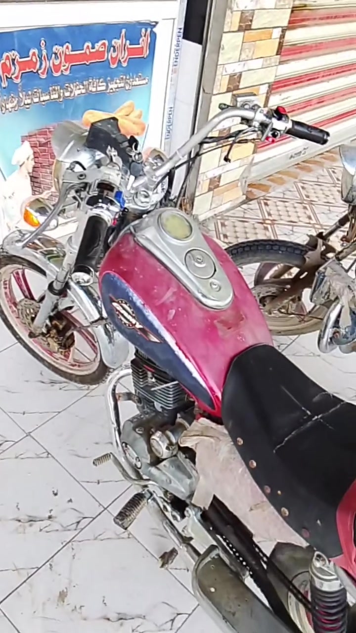 سلام عليكم دراجه للبيع  بدون اوراق دراجه جاهزه ما بيها نقص اي شي نكره سلف باتري جديد ضفيره جديده جاهزه  كهربائيات كلها شغاله ما بيها نقص اي شي تشغل وتطلع 
سعر مطلوب ٣٥٠ بيها مجال 
علق واني ارد عليك او اتصل على الرقم
***********
