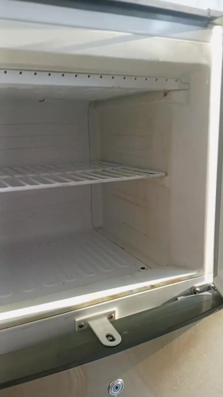 ثلاجه اخت جديده سعرهه 175 للتواصل ***********
