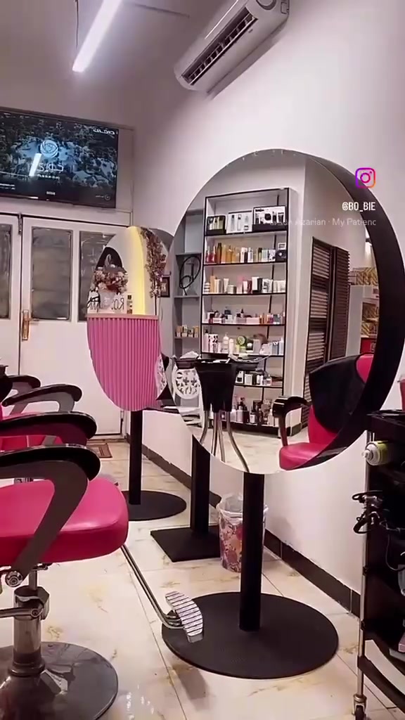 💎💅 للبيع مركز تجميل ROSE MARY — جاهز للاستلام والتشغيل فوراً! 💅💎

✨ فرصة استثمارية مميزة لمن تبحث عن مركز تجميل متكامل وجاهز للعمل بدون أي تكاليف إضافية!

📍 الموقع الذهبي:
بغداد – البعيثة – المثلث الذهبي
📌 مقابل قاعة ليالي الملكية

🏩 المركز مفروش ومجهز بالكامل، وكل ما عليكِ هو الاستلام والبدء بالعمل مباشرة.

💅 أقسام المركز:

• قسم بديكير + منيكير — كراسي مريحة وديكور راقٍ
• قسم الأظافر — طاولة خاصة + رنك لايت + تشكيلة كاملة من الألوان
• غرفة تجميل وتنظيف البشرة — سرير + عربة أدوات وتجهيزات كاملة
• قسم الشعر — كراسي + مرايا دائرية + رفوف للمنتجات
• رسبشن أنيق وفخم + استراحة خاصة للزبائن

⭐ مميزات المركز:

✅ إجازة رسمية من نقابة الحلاقين
✅ جميع الأجهزة والمعدات والديكورات موجودة
✅ المركز جاهز للعمل فوراً
✅ حساب إنستغرام جاهز: @b0_bie
✅ موقع مميز وحيوي
✅ وارد شهري جيد ولله الحمد
✅ لا يحتاج إلى صرف أو تجهيز إضافي — استلمي وشغّلي مباشرة

💰 السعر: 10,000,000 دينار عراقي فقط
🤝 قابل للتفاوض للجادين

📞 للاستفسار والتواصل:
***********

🔥 فرصة لا تتكرر لمن تريد البدء بمشروع تجميل جاهز من أول يوم!
📸 جميع التفاصيل والتجهيزات موضحة بالصور.
