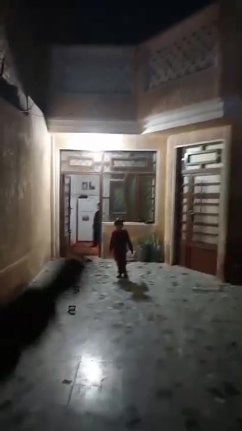 بيت للبيع مساحه ١٦٢ طابق ونص كامل من كلشي عنوان حي السفير قرب مدرسة حمو رابي )***********
