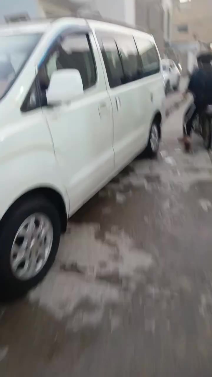 السلام عليكم موديل 2009 لون ابيض سياره جديده خير من الله تبريد ومكينه وحداديه رقم تاير واكسين تبريد وكفاله ***********
