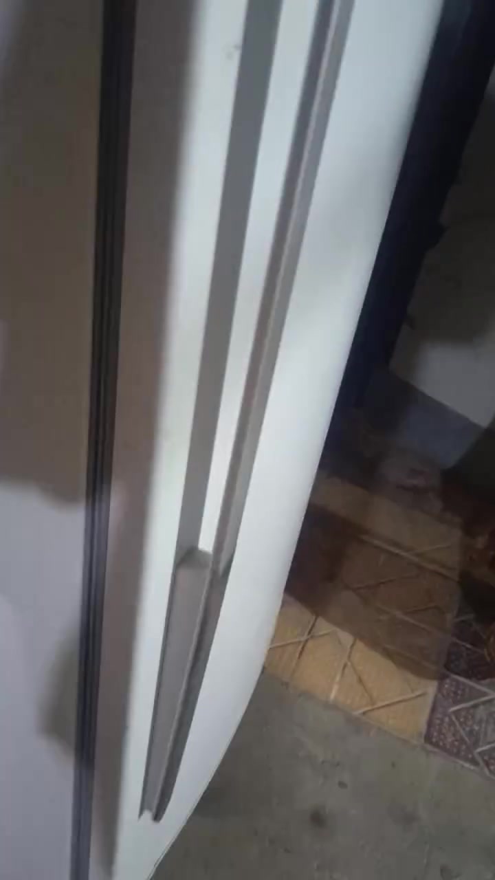 السلام عليكم خوان ثلاجه للبيع نظيفه شرط الفحص والشغل فقط جوه لاصق زنجار بسيط مكاني بصره بالحيانية سعره 150شراي راسلني ***********
