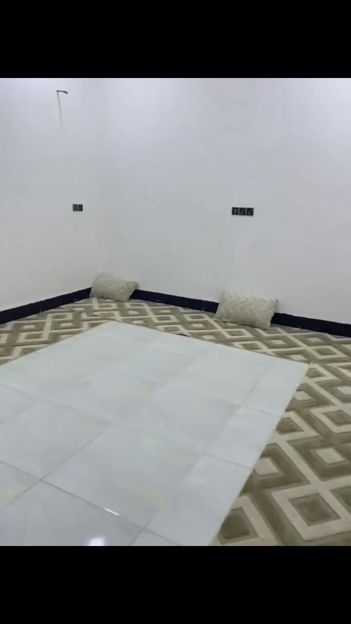 سلام عليكم بيت لبيع لمساحه لكليه 220متر  يقع في حي ذويب الاول عن شارع لعام لي يربط جبله ولمحاويل 20 متر  لبيت بناء جديد وبشراف مقاول هندسي يتكون من غرفتين وصاله ومطبخ وستقبال صحيات داخل وخارج لبيت  لخريطه تحتوي ع مناور ثنين واحد مترين بمترين وثاني متر ونص ب اربع متر لتصال ***********
