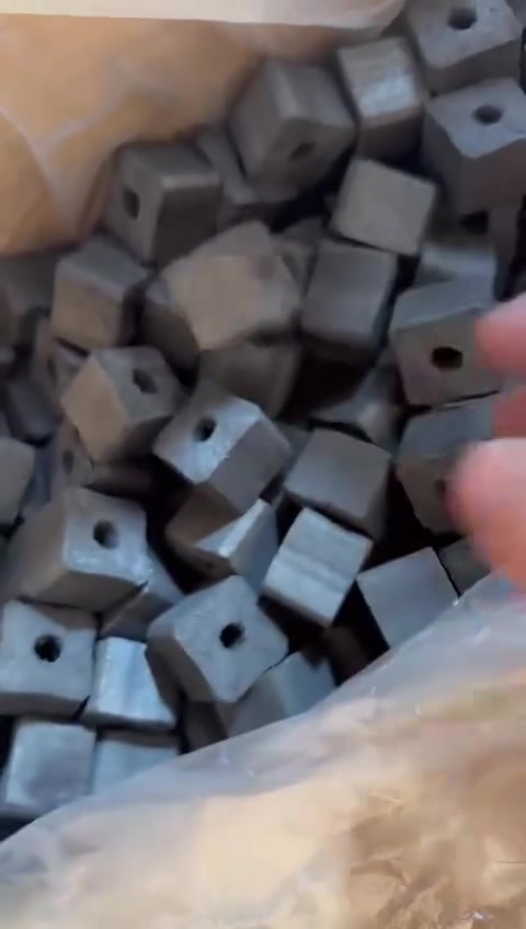 على بركة الله
السلام عليكم 

الى اصحاب الجمله ومحلات الأراگيل تم وصول وجبه  من (فحم البامبوالصيني)

البيع فقط جمله  ومفرد وبأسعار مناسبه جداً الوزن (١٠) كيلو 

و(12) كيلو

الخصائص التي يفضل فيها فحم البامبو على المنتوجات الاخرى هي 

١-تكوينه طبيعيه فهي طبيعيه تماماً ولا يدخل في تركيبه اي مواد كيمياويه اخرى أو شيئ أخر لهذا فهو لايغير طعم ورائحة النرجيله 

٢- عديم البخار والرائحه ولهذا فأنه لايسبب الدوخه والم الراس 

٣- رماده المحترق يبقى عليه ولا يتناثر على الارض 

٤- يستمر حرقه لمده طويله وبدون اخماد ( مدة اشتعاله اكثر من ساعاتان وبدون اخماد ) 

٥- فحم بامبو لا يحتاج الى تكرار التغيير والتبديل مره ثانيه

للحجز 

***********
